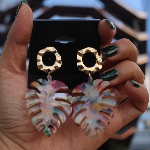 New leaf acrylic dangle gold acrylic earrings - Picture 5 of 7